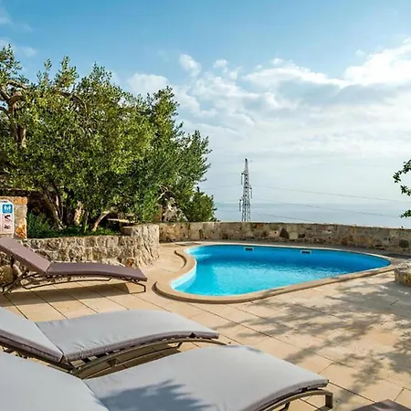 Stunning In מאקרסקה