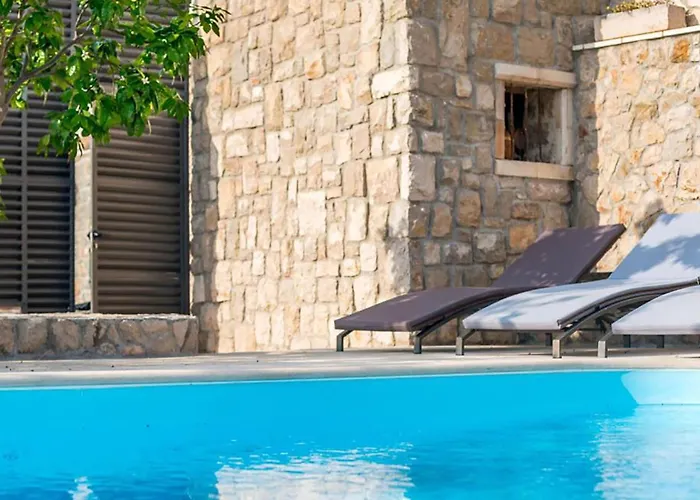 Stunning In מאקרסקה